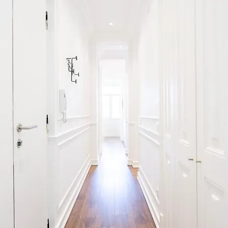 Exquisite 2bdr Flat With Balcony In Lisbon's Heart Lissabon