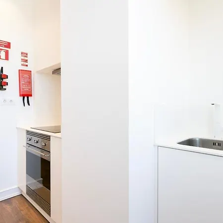 Exquisite 2bdr Flat With Balcony In Lisbon's Heart