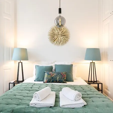 Exquisite 2bdr Flat With Balcony In Lisbon's Heart 아파트 *