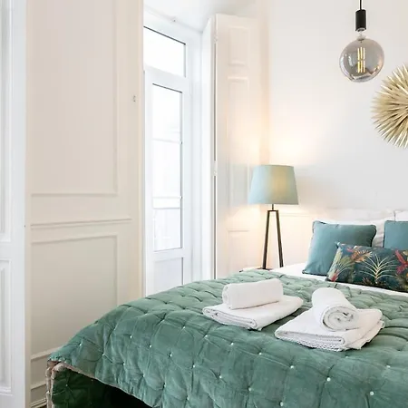 Exquisite 2bdr Flat With Balcony In Lisbon's Heart