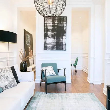 Daire Exquisite 2bdr Flat With Balcony In Lisbon's Heart *