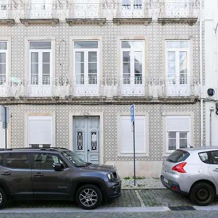 아파트 Exquisite 2bdr Flat With Balcony In Lisbon's Heart *