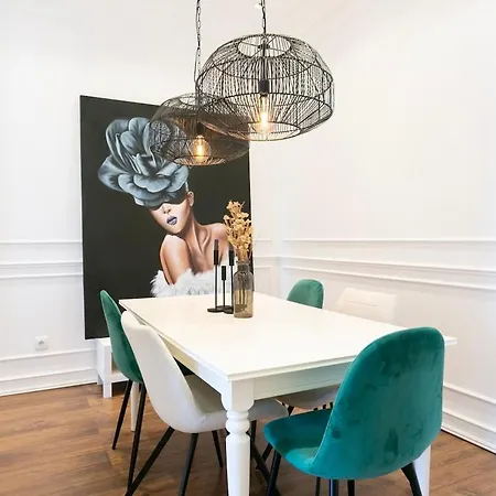 Exquisite 2bdr Flat With Balcony In Lisbon's Heart *