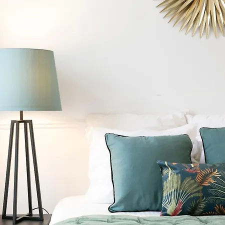 Exquisite 2bdr Flat With Balcony In Lisbon's Heart 아파트 리스본