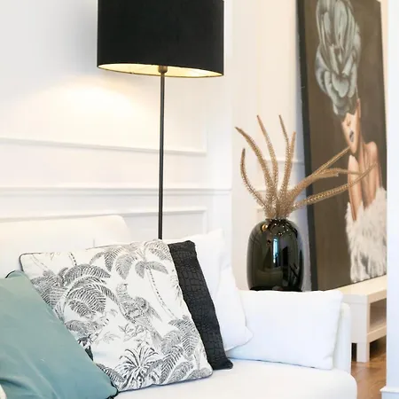 Exquisite 2bdr Flat With Balcony In Lisbon's Heart