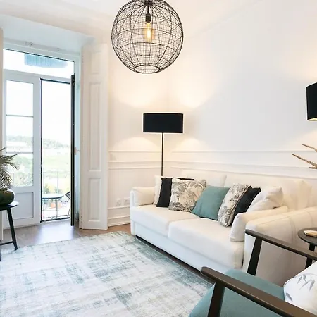 Exquisite 2bdr Flat With Balcony In Lisbon's Heart 아파트